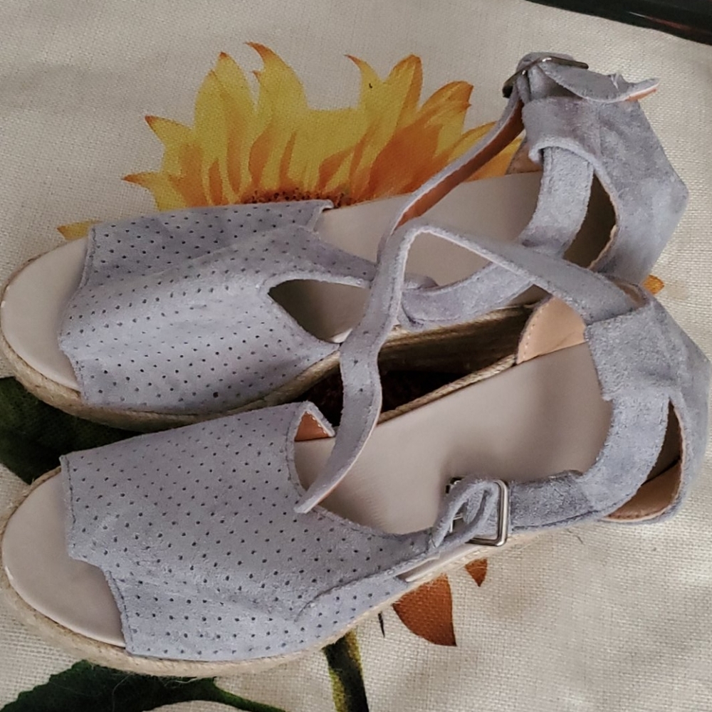 Light grey/baby blue wedges